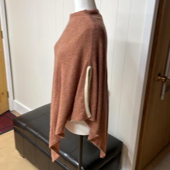 Shawl with cream at arm edges. - Picture 3 of 8